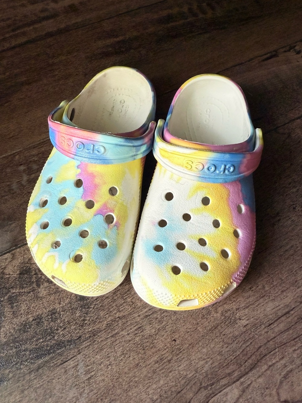 CROCS Kids Tie-Dye Clog in Yellow, Pink & Blue